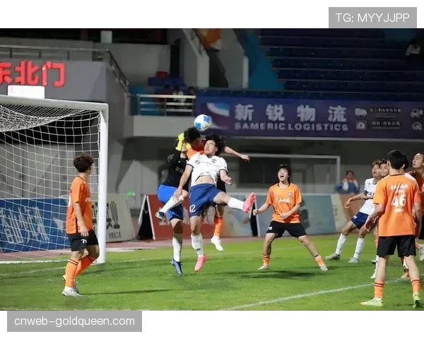 特写：南特老将攻入制胜点球后与看台子女庆祝